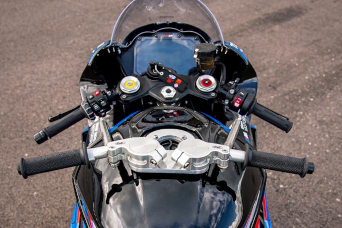 Poste de pilotage M-1000-RR Baptêmes moto Accès Piste