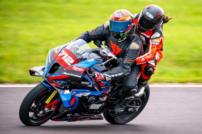 Baptême sur circuit : adrénaline avec Accès Piste Moto